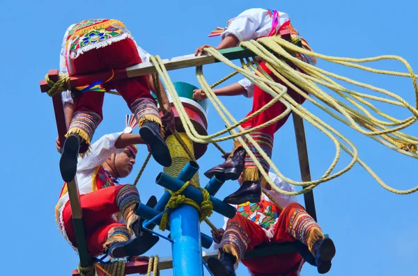Танец флаеров в Мехико — стоковое фото