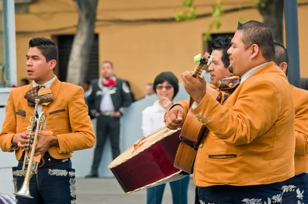 Mariachi bandet spela mexikansk musik — Stockfoto