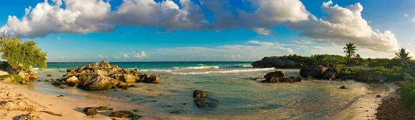 Praia de areia tropical no mar do Caribe — Fotografia de Stock