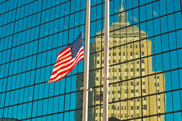 Drapeau des États-Unis à l'extérieur du bâtiment à Boston — Photo