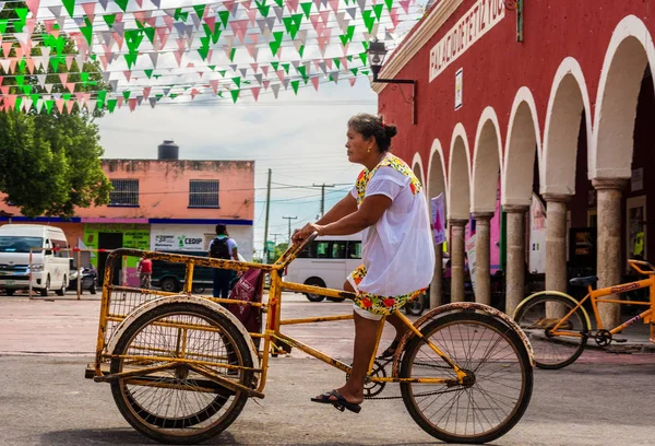 Mujer en triciclo en la calle en Tetiz —  Fotos de Stock
