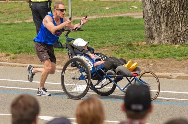 Participação de atletas com deficiência na maratona anual — Fotografia de Stock