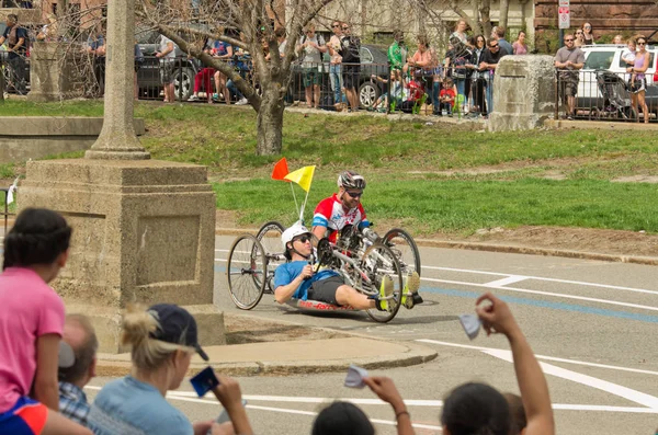 車椅子で毎年恒例のマラソン競技者のレース — ストック写真
