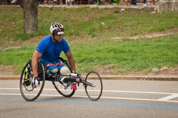 Competidor de corridas de cadeira de rodas na maratona anual — Fotografia de Stock