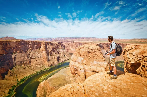 Man look at Horseshoe Bend — Stock Photo, Image