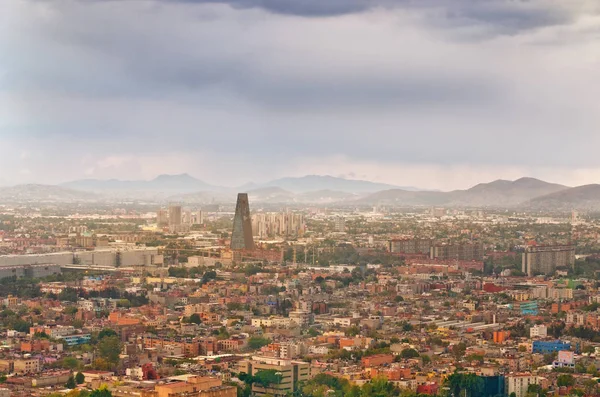 Ciudad de México bajo cielo nublado — Foto de Stock