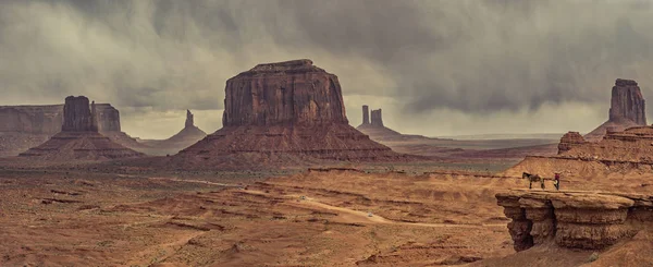 Paisaje del desierto con caballo —  Fotos de Stock