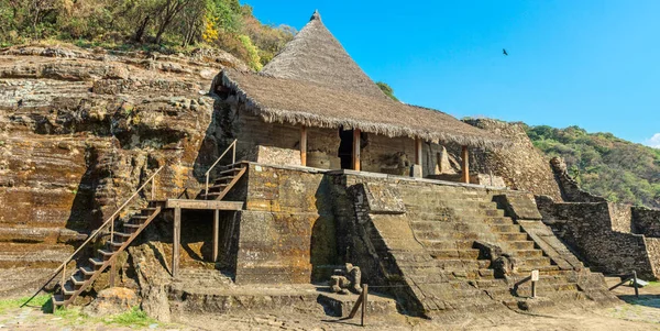 Ruinas en Malinalco bajo el cielo — Foto de Stock