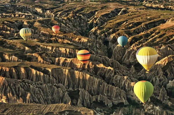 Globos de aire caliente sobre montañas —  Fotos de Stock