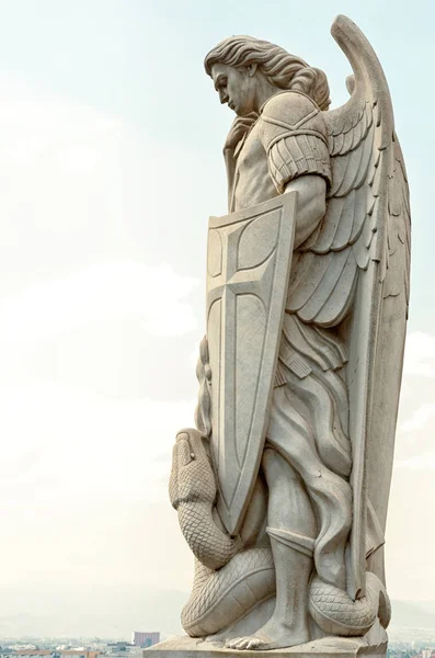 Posąg Michała Archanioła — Zdjęcie stockowe