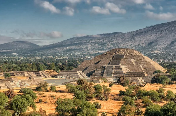 Piramide van de maan en de weg van de dood — Stockfoto