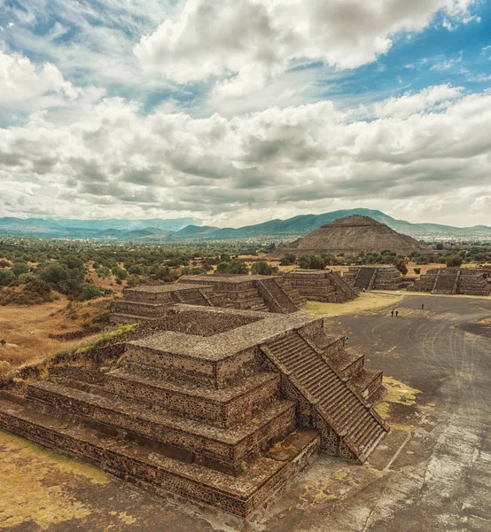 Piramide del Sole e la strada della morte — Foto Stock