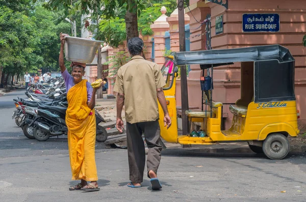 Otomatik çekçek Pondicherry sokakta