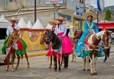 Çocuklar Meksika devrim günü geçit üzerinde.