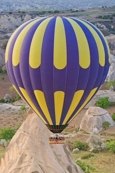 Balão de ar quente sobre a paisagem montanhosa na Capadócia — Fotografia de Stock