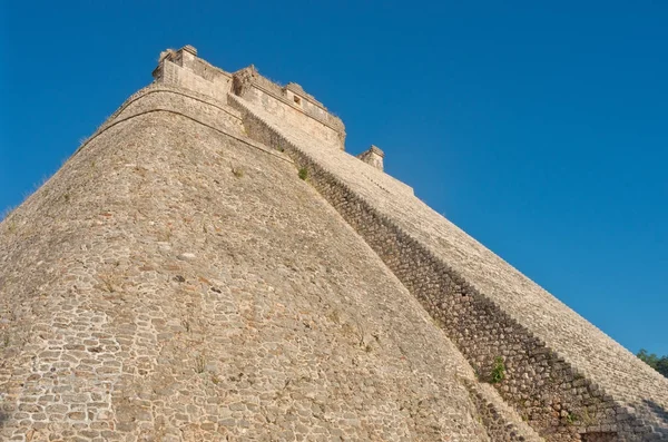 Uxmal, Yucatan, Meksika 'daki Sihirbazın Piramidi — Stok fotoğraf