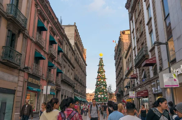 People walking near Christmas Tree — Stock Photo, Image