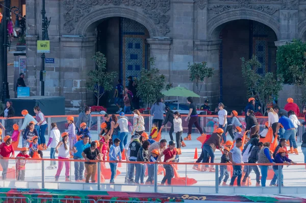 Personas en patinaje sobre hielo — Foto de Stock