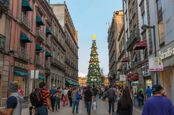 People walking near Christmas Tree — Stock Photo, Image