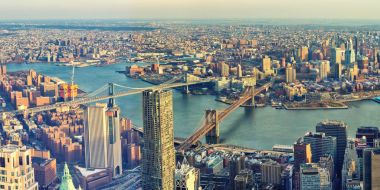 Panoramik Manhattan ve Brooklyn köprüler. Cityscape New York.