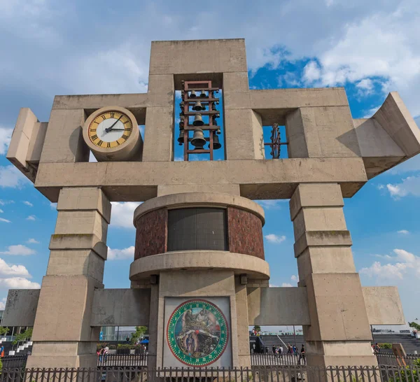 墨西哥城 墨西哥 2016 钟楼和大教堂的圣母瓜达卢佩在墨西哥城的时钟 — 图库照片