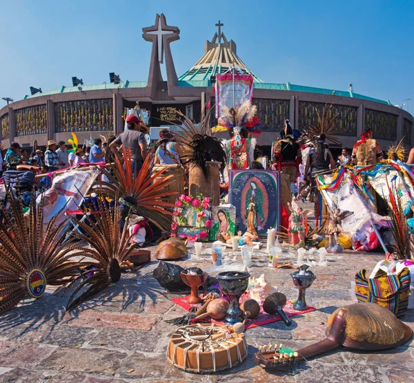 メキシコ市 メキシコ 12月12 2016 巡礼者はグアダルーペの聖母大聖堂でのミサの儀式でグアダルーペの聖母の日を祝います — ストック写真