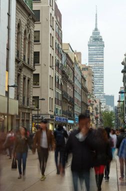 Mexico City, Meksika - 14 Kasım 2016: Görünüm, Torre Latinoamericana (Latin Amerikalı Tower) sokakta Mexico City.