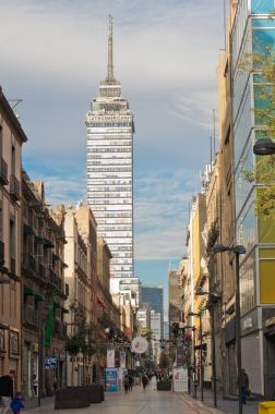 Mexico City, Meksika - 04 Aralık 2016: Görünüm, Torre Latinoamericana (Latin Amerikalı Tower) sokakta Mexico City.