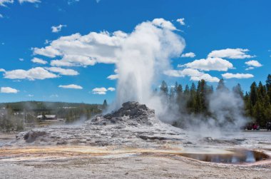 Yellowstone Ulusal Parkı 'ndaki Yukarı Gayzer Havzası' nda Castle Gayzer patlaması