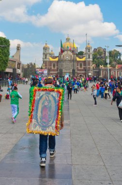 Mexico City, Mexico - 09 Aralık 2016: Seyyahlar, Guadalupe Bakiresi Günü 'nü, Meryem Ana' nın Bazilikası onuruna düzenlenen toplu törenle kutluyorlar.