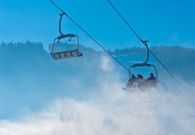 Bukovel, Ukrayna - 31 Aralık 2015: Kayakçı ve snowboard düşkünleri teleferik Bukovel içinde tarih. Bukovel en popüler Ukraynaca dağ tatil olduğunu.
