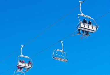 Bukovel, Ukrayna - 31 Aralık 2015: Kayakçı ve snowboard düşkünleri teleferik Bukovel içinde tarih. Bukovel en popüler Ukraynaca dağ tatil olduğunu.