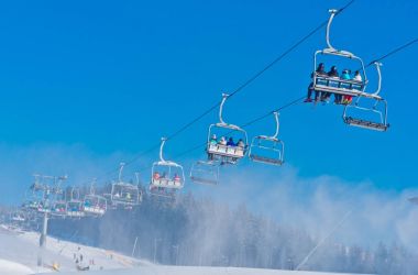 Bukovel, Ukrayna - 31 Aralık 2015: Kayakçı ve snowboard düşkünleri teleferik Bukovel içinde tarih. Bukovel en popüler Ukraynaca dağ tatil olduğunu.