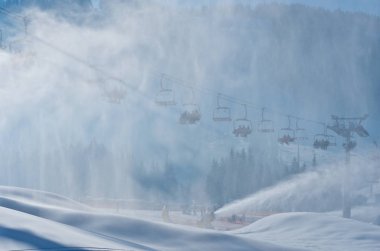 Bukovel, Ukrayna - 31 Aralık 2015: Kayakçı ve snowboard düşkünleri teleferik Bukovel içinde tarih. Bukovel en popüler Ukraynaca dağ tatil olduğunu.
