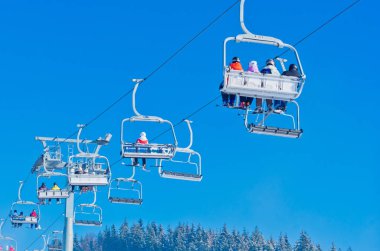 Bukovel, Ukrayna - 31 Aralık 2015: Kayakçı ve snowboard düşkünleri teleferik Bukovel içinde tarih. Bukovel en popüler Ukraynaca dağ tatil olduğunu.