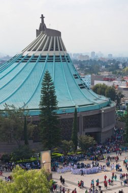 Mexico City, Meksika - 10 Aralık 2016: Seyyahlar, Guadalupe Hanımefendimizin (Nuestra Senora de Guadalupe) bayramını, Meryem Ana 'nın Bazilikası onuruna düzenlenen törenle kutluyorlar.