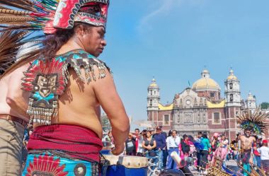 Mexico City, Mexico - 12 Aralık 2016: Guadalupe Bakiresi Günü 'nün kutlanması, Guadalupe Hanımefendisi Bazilikası' nın meydanında onun onuruna bir ayin düzenlendi.