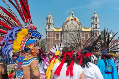 Mexico City, Mexico - 12 Aralık 2016: Guadalupe Bakiresi Günü 'nün kutlanması, Guadalupe Hanımefendisi Bazilikası' nın meydanında onun onuruna bir ayin düzenlendi.