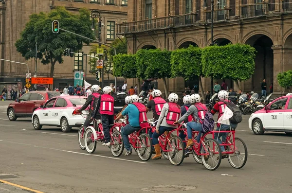 Mexico Stad Mexico November 2016 Fietsers Oversteken Zocalo Mexico Stad — Stockfoto