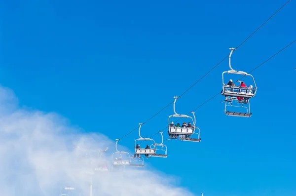 ブコヴェリ ウクライナ 2015 スキーヤーとスノーボーダー ブコヴェリでスキー場のリフト ブコヴェリは最も人気のあるウクライナ マウンテン リゾートです — ストック写真