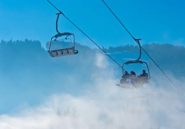 Boekovel Oekraïne December 2015 Skiërs Snowboarders Een Skilift Boekovel Boekovel — Stockfoto