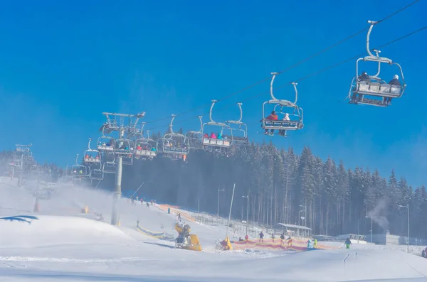 ブコヴェリ ウクライナ 2015 スキーヤーとスノーボーダー ブコヴェリでスキー場のリフト ブコヴェリは最も人気のあるウクライナ マウンテン リゾートです — ストック写真
