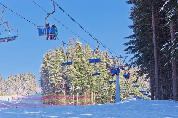 Bukovel Ukrayna Aralık 2015 Kayakçı Snowboard Düşkünleri Teleferik Bukovel Içinde — Stok fotoğraf