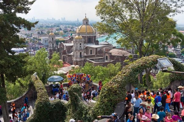 Mexico City, Meksika - 10 Aralık 2016: Seyyahlar, Guadalupe Hanımefendimizin (Nuestra Senora de Guadalupe) bayramını, Meryem Ana 'nın Bazilikası onuruna düzenlenen törenle kutluyorlar.