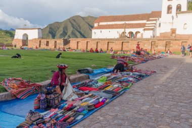 Chinchero, Peru - 9 Mart 2015: yerel pazarda geleneksel elbise giymiş Perulu kadınların