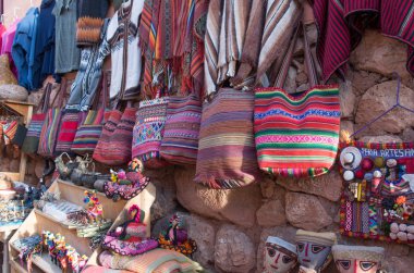 Chinchero, Peru - 9 Mart 2015: Yerel el sanatları Pazar Chinchero, Peru