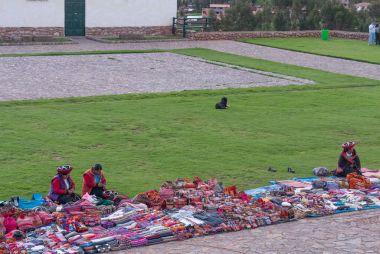 Chinchero, Peru - 9 Mart 2015: yerel pazarda geleneksel elbise giymiş Perulu kadınların