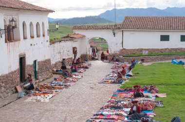 Chinchero, Peru - 9 Mart 2015: Yerel Pazar Chinchero, Peru