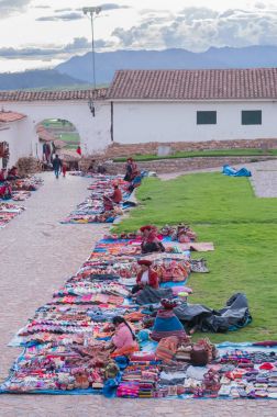 Chinchero, Peru - 9 Mart 2015: yerel pazarda geleneksel elbise giymiş Perulu kadınların
