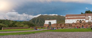 Chinchero, Peru - 9 Mart 2015: Yerel Pazar Chinchero, Peru